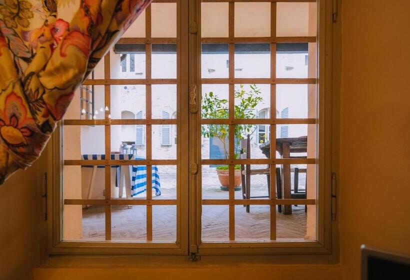 شقة غرفة واحدة, Palazzo Romani Adami