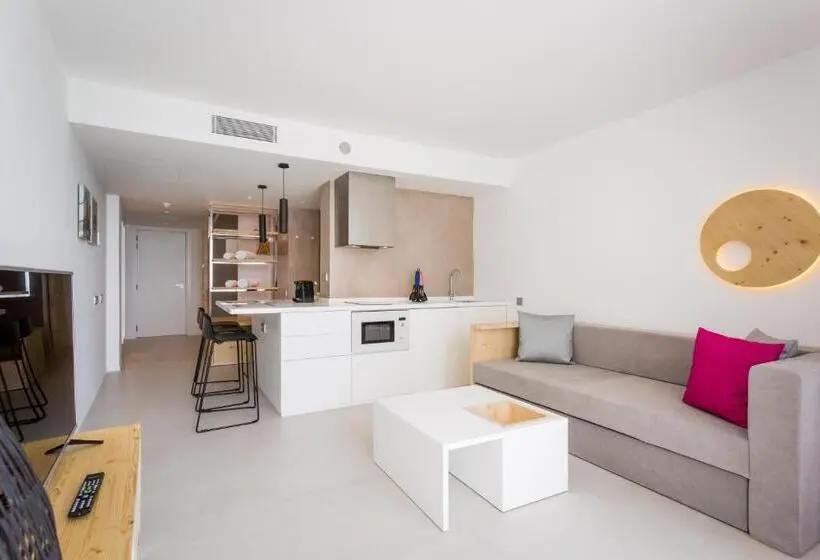 سوییت جونیور با چشم‌انداز جانبی دریا, One Ibiza Suites