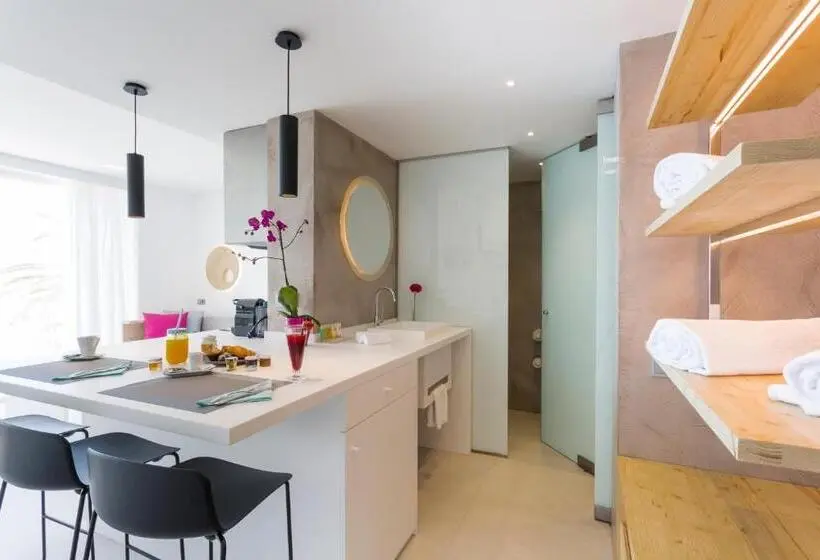 سوییت جونیور با چشم‌انداز جانبی دریا, One Ibiza Suites