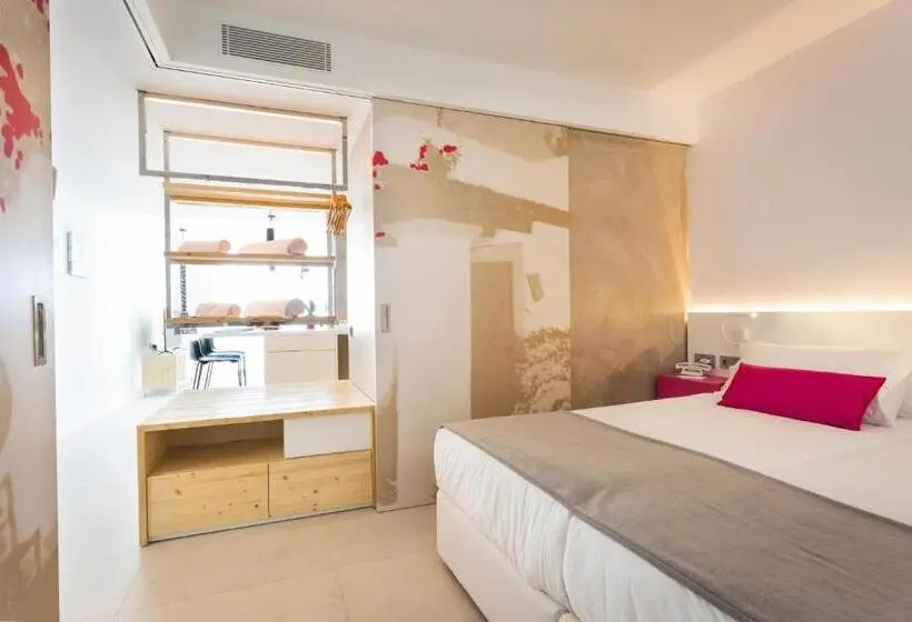 سوییت جونیور با چشم‌انداز جانبی دریا, One Ibiza Suites