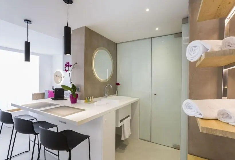 سوییت جونیور با چشم‌انداز جانبی دریا, One Ibiza Suites