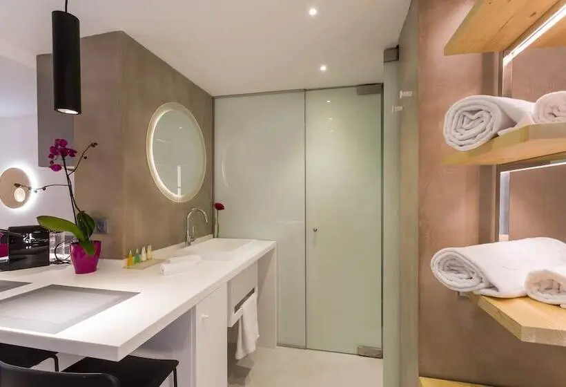 سوییت جونیور با چشم‌انداز جانبی دریا, One Ibiza Suites