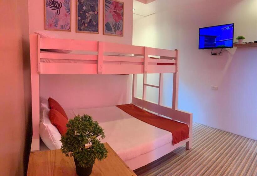 Quarto Familiar, The Biggies Inn