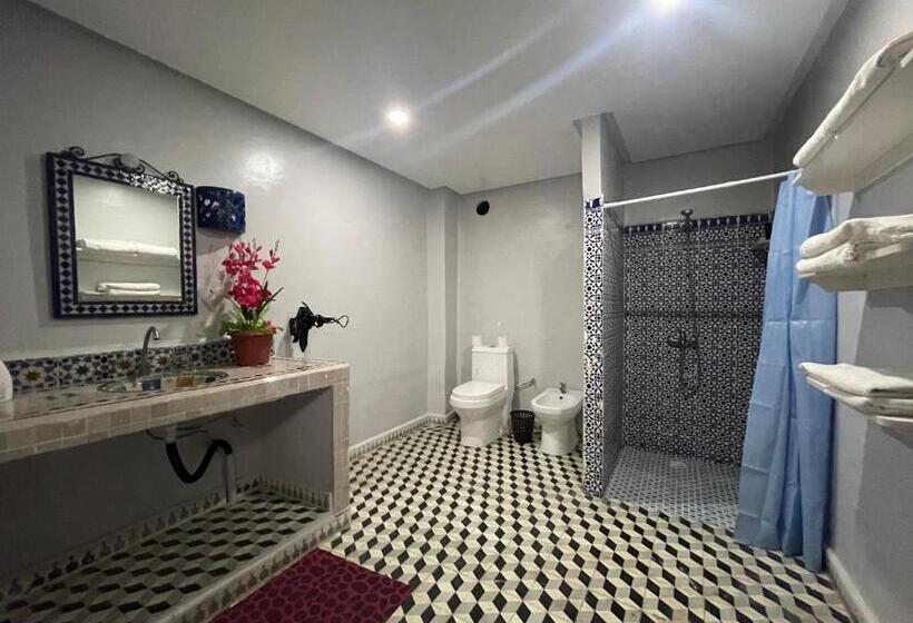 חדר משפחתי, Riad Tingis