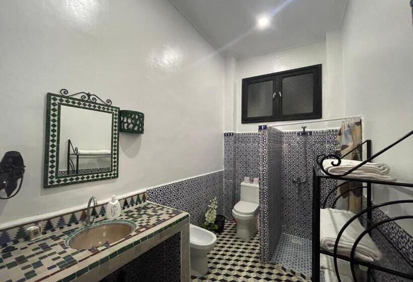 غرفة عائلية, Riad Tingis