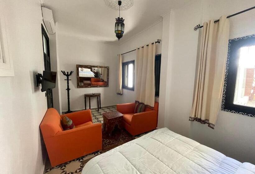 חדר משפחתי, Riad Tingis