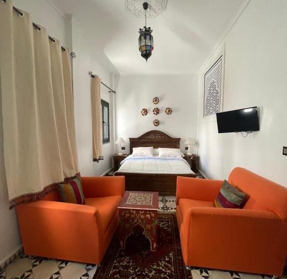 غرفة عائلية, Riad Tingis