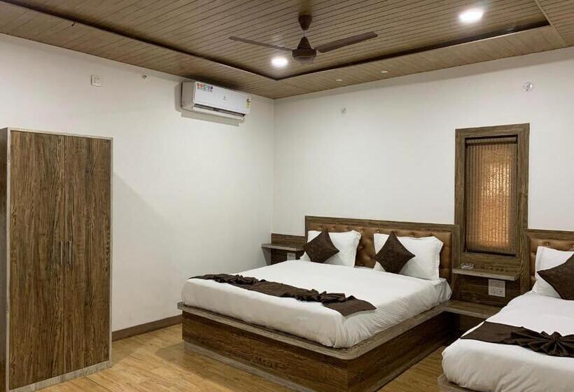 Трехместный Номер Deluxe, Yashogopal Resortico