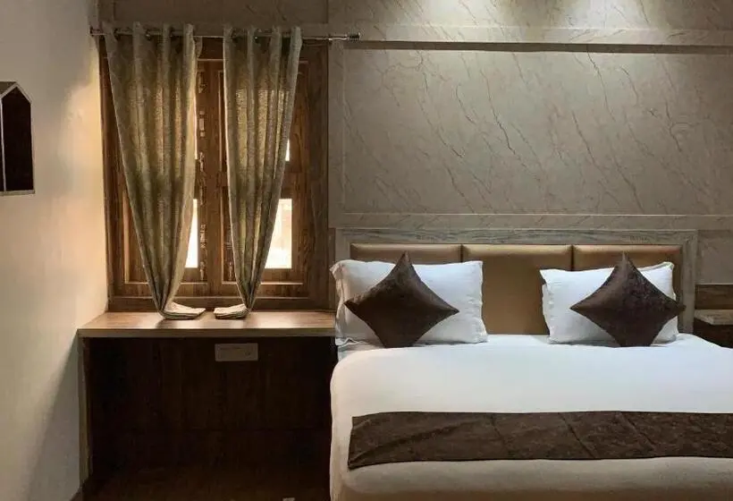 デラックストリプルルーム, Yashogopal Resortico