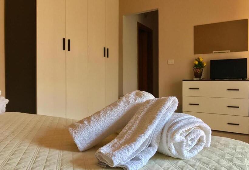 اتاق لوکس با بالکن, B&b Sikelia Mare