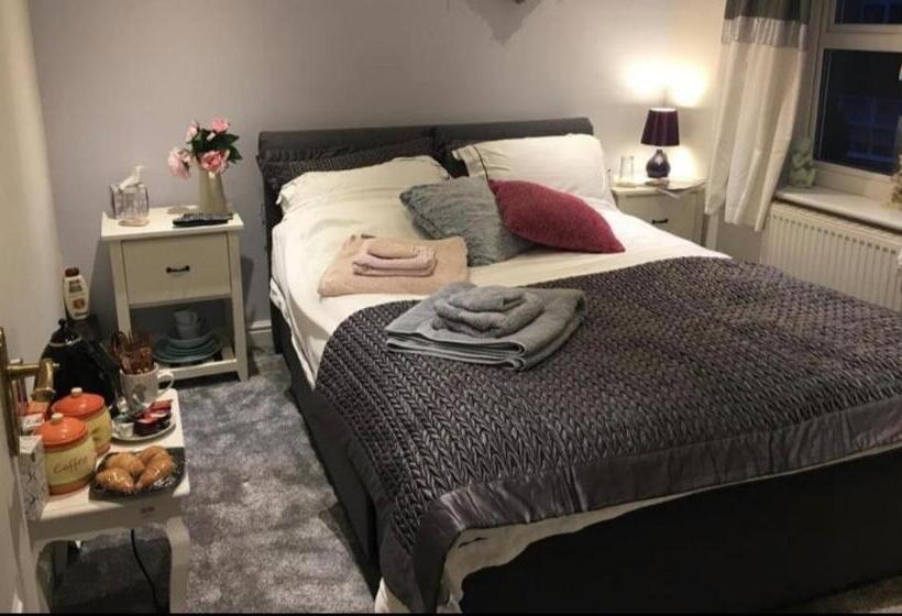 غرفة قياسية, Redwing Rise