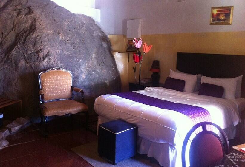 اتاق اجرایی, Maeto Lodge