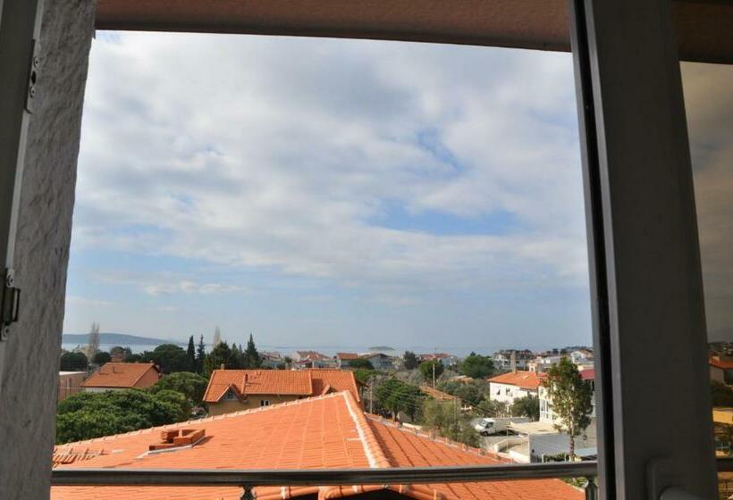 חדר סטנדרט לשלושה, Sakran