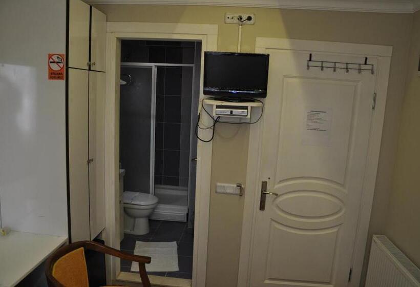 חדר סטנדרט לשלושה, Sakran