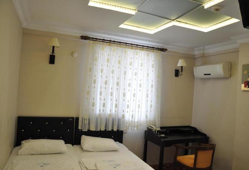 חדר סטנדרט לשלושה, Sakran