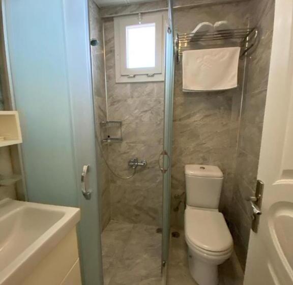 חדר סטנדרט לשלושה, Sakran