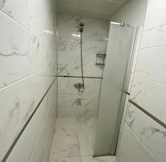 חדר סטנדרט לשלושה, Sakran