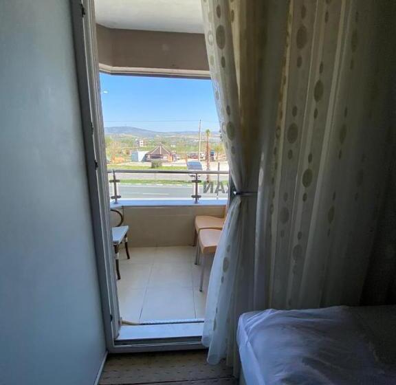 חדר סטנדרט לשלושה, Sakran