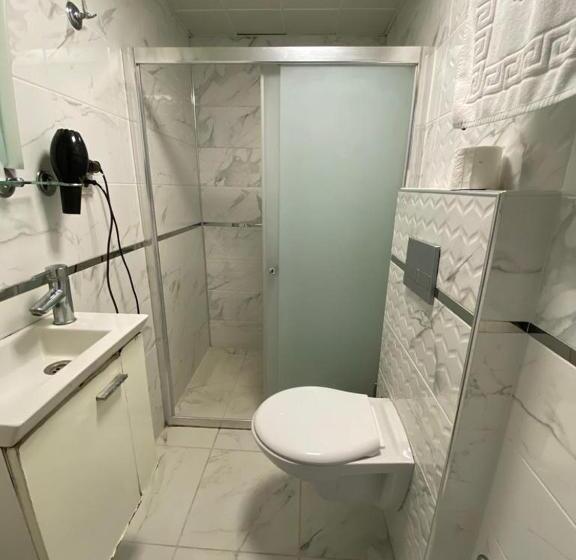 חדר סטנדרט לשלושה, Sakran