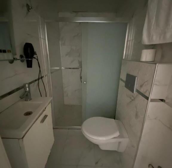 חדר סטנדרט לשלושה, Sakran