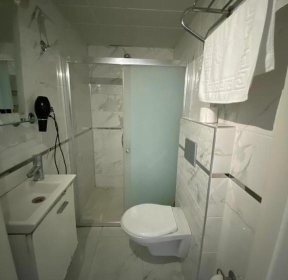 חדר סטנדרט לשלושה, Sakran