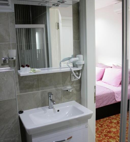 דירת חדר עם טרסה, Sakran