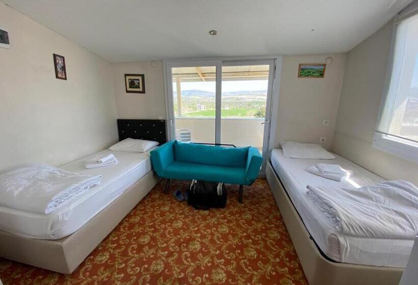 דירת חדר עם טרסה, Sakran