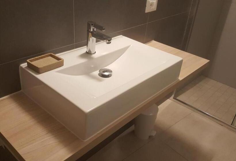 スタンダードルーム, B. Sinis