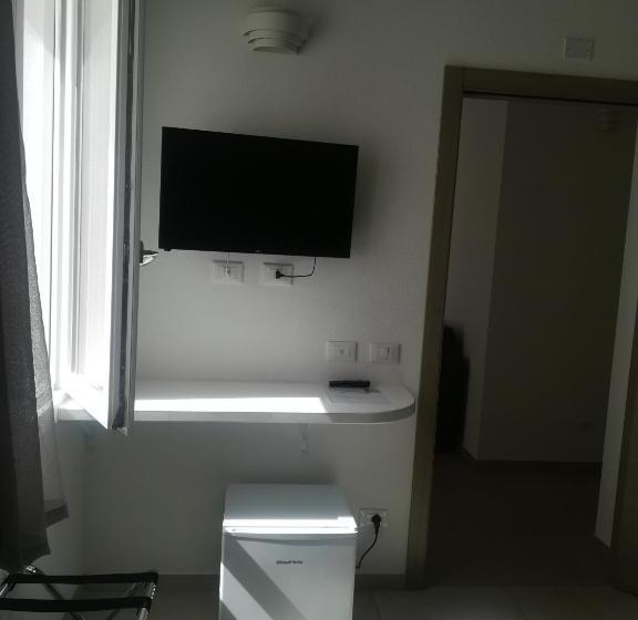 スタンダードルーム, B. Sinis