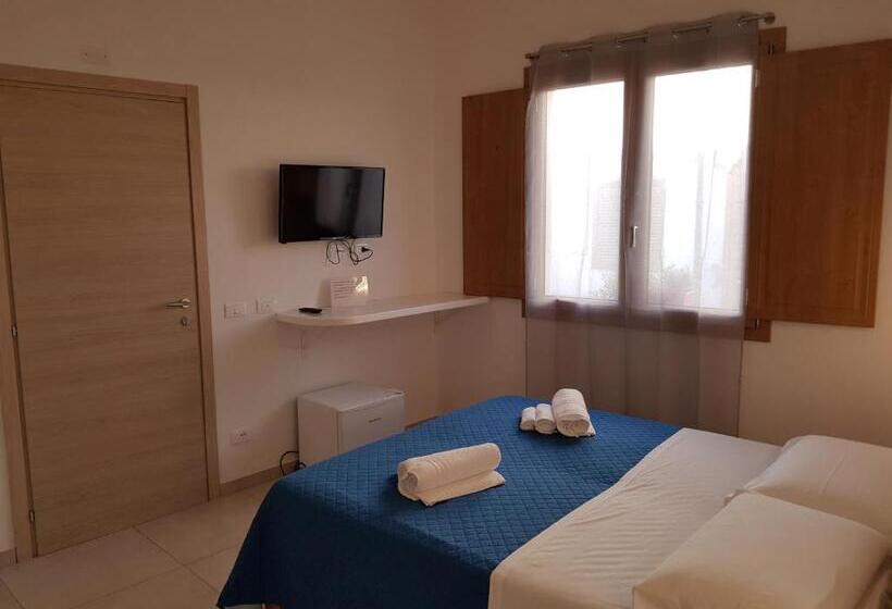 スタンダードトリプルルーム, B. Sinis