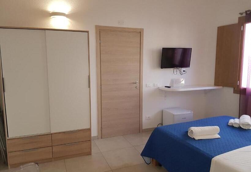 スタンダードトリプルルーム, B. Sinis