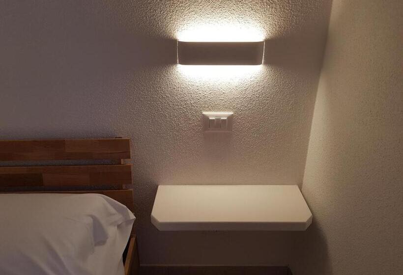 スタンダードトリプルルーム, B. Sinis