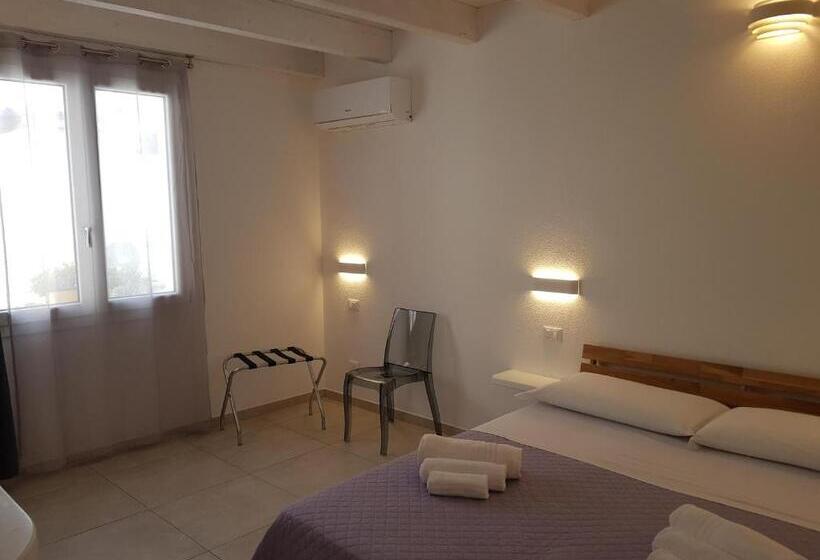 スタンダードトリプルルーム, B. Sinis