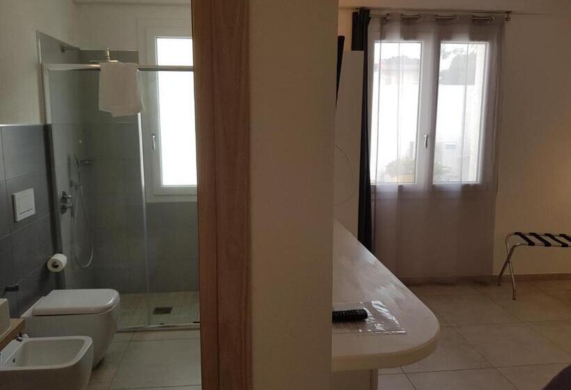 スタンダードトリプルルーム, B. Sinis