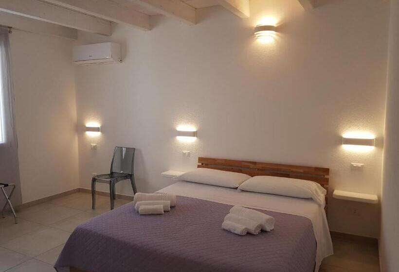 スタンダードトリプルルーム, B. Sinis