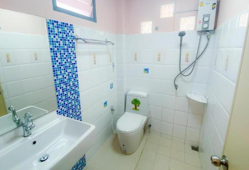 חדר סטנדרט לארבעה, Baanchomjan @ Suanphung