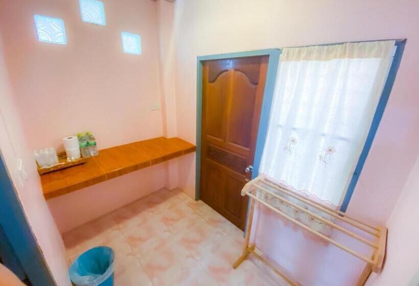 חדר סטנדרט לארבעה, Baanchomjan @ Suanphung