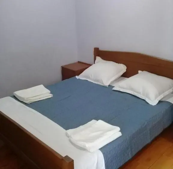 اتاق استاندارد سه نفره, Elmira