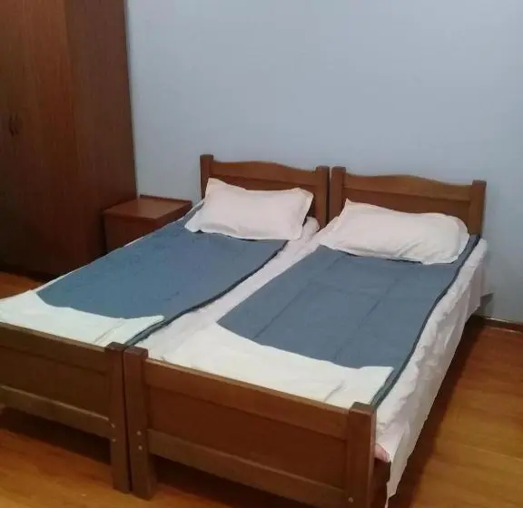 اتاق استاندارد سه نفره, Elmira