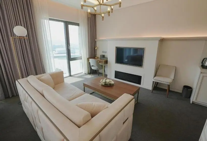 Junior suite with river view, Marinabay Seoul Ara