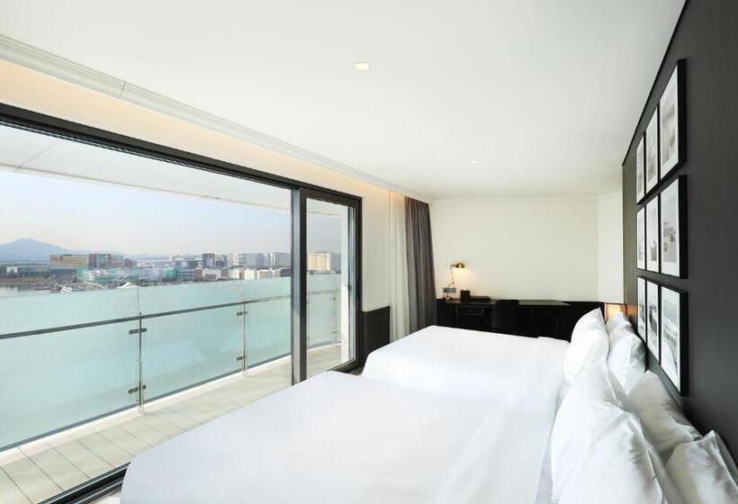 Junior suite with river view, Marinabay Seoul Ara