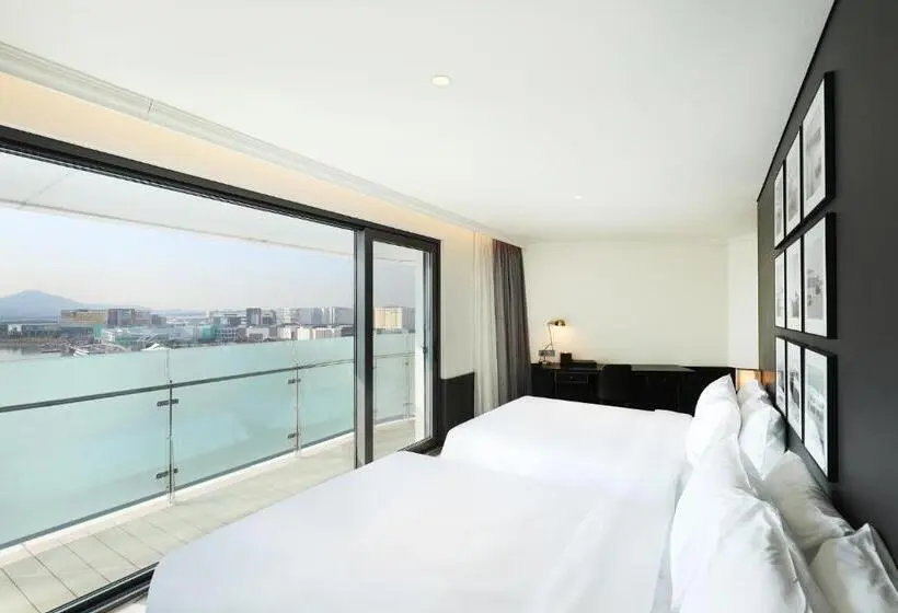 Junior suite with river view, Marinabay Seoul Ara