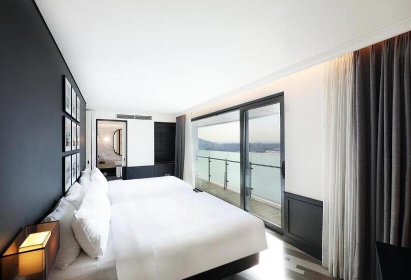 Junior suite with river view, Marinabay Seoul Ara