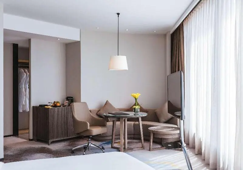 キングサイズベッド、シティビューデラックスルーム, Pullman Fuzhou Tahoe