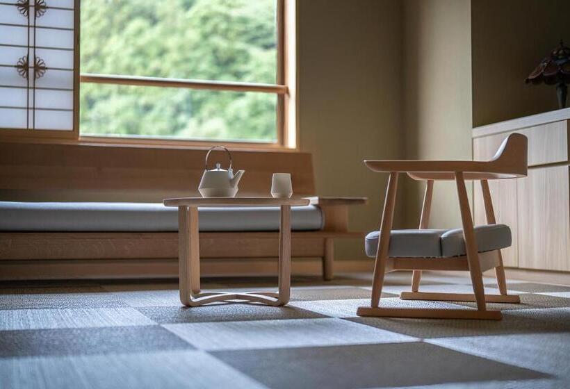 غرفة ديلوكس رباعية, 猿投温泉金泉閣