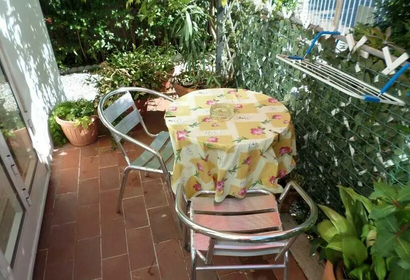 اتاق استاندارد سه تخته با بالکن, Le Midi Versilia