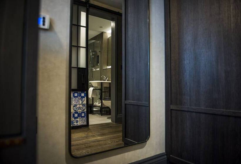 جناح جونيور, Clayton Hotel City Of London