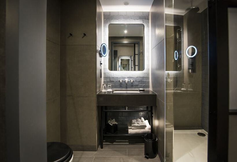 جناح جونيور, Clayton Hotel City Of London