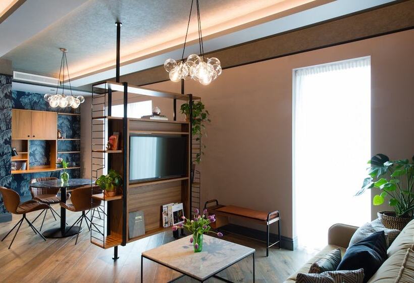 جناح جونيور, Clayton Hotel City Of London