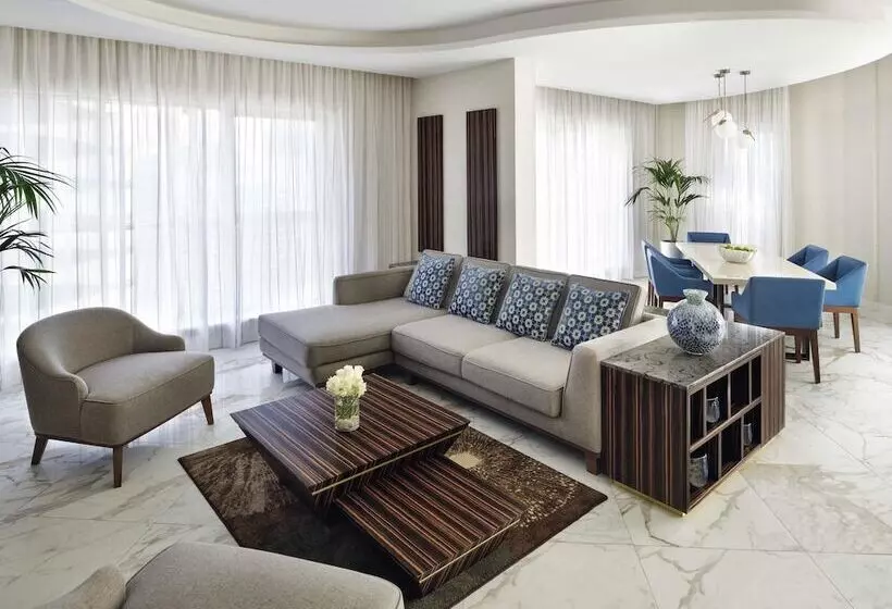 Ullakkohuone, Mövenpick Hotel Apartments Downtown Dubai